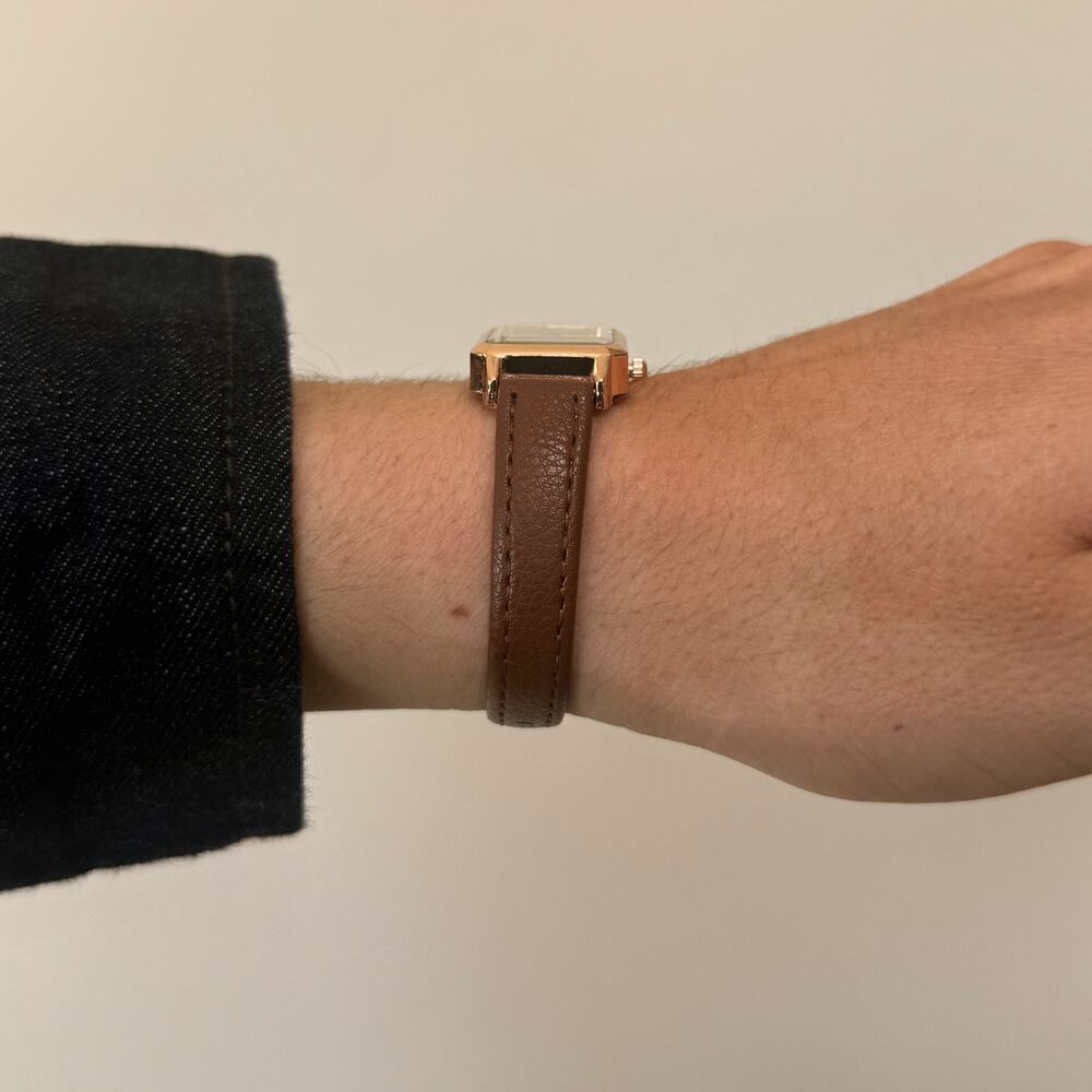 2000s vintage style rectangular gold luxury watch with leather band - Picture 6 of 11